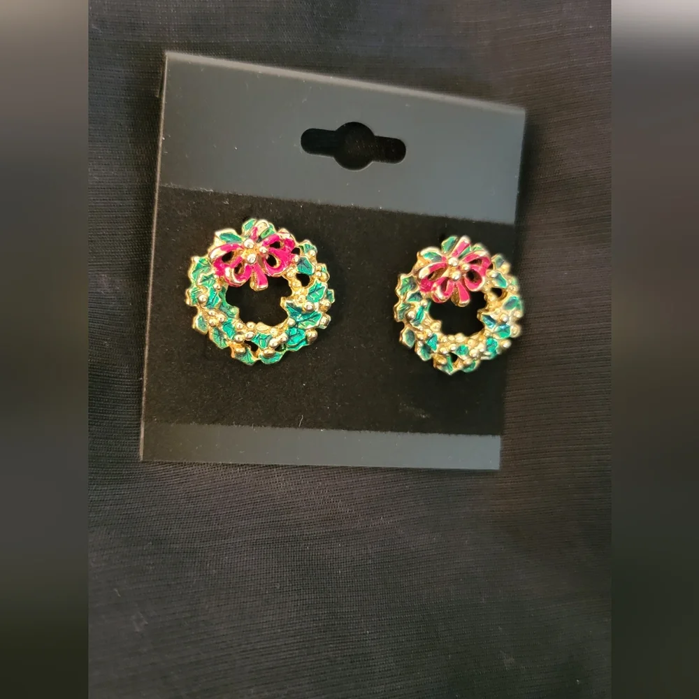 Vintage Danecraft Brooch Cat Hanging on a Holiday Wreath Wreath Earrings